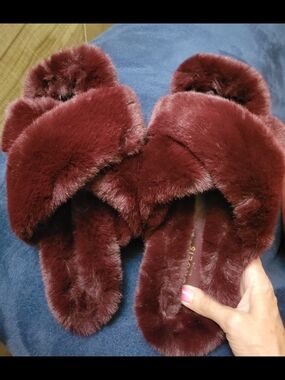 Torgeis Plush Faux-Fur Slide Slippers in Burgundy